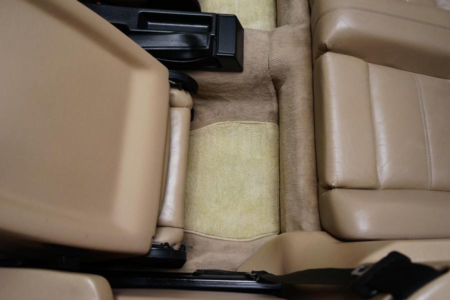 Детали интерьера BMW 325i Convertible (Calypso Red) 1990 года  (фото 112 из 190)